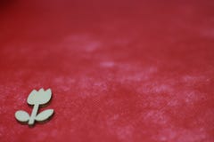 Λουλούδι στην κόκκινη ανασκόπηση στοκ εικόνα με δικαίωμα ελεύθερης χρήσης Λουλούδι στην κόκκινη ανασκόπηση στοκ εικόνα με δικαίωμα ελεύθερης χρήσης
