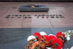Λουλούδια στην ταφόπετρα του άγνωστου στρατιώτη και του αιώνιου φωτός στοκ φωτογραφία με δικαίωμα ελεύθερης χρήσης Λουλούδια στην ταφόπετρα του άγνωστου στρατιώτη και του αιώνιου φωτός στοκ φωτογραφία με δικαίωμα ελεύθερης χρήσης
