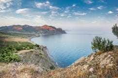 Λυκόφως βραδιού σε έναν ήρεμο κόλπο στο πόδι των βουνών με τους αμπελώνες στοκ εικόνες Λυκόφως βραδιού σε έναν ήρεμο κόλπο στο πόδι των βουνών με τους αμπελώνες στοκ εικόνες