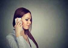 Λυπημένη γυναίκα που μιλά στο τηλέφωνο στοκ φωτογραφία Λυπημένη γυναίκα που μιλά στο τηλέφωνο στοκ φωτογραφία