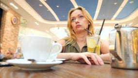 Λυπημένη γυναίκα που περιμένει κάποιο στον καφέ και το τσάι κατανάλωσης 4k, σε αργή κίνηση, κινηματογράφηση σε πρώτο πλάνο, διάστ απόθεμα βίντεο Λυπημένη γυναίκα που περιμένει κάποιο στον καφέ και το τσάι κατανάλωσης 4k, σε αργή κίνηση, κινηματογράφηση σε πρώτο πλάνο, διάστ απόθεμα βίντεο