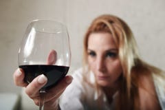 Λυπημένη καταθλιπτική οινοπνευματώδης πιωμένη κατανάλωση γυναικών στο σπίτι στην κατάχρηση και τον αλκοολισμό οινοπνεύματος νοικο στοκ εικόνες με δικαίωμα ελεύθερης χρήσης Λυπημένη καταθλιπτική οινοπνευματώδης πιωμένη κατανάλωση γυναικών στο σπίτι στην κατάχρηση και τον αλκοολισμό οινοπνεύματος νοικο στοκ εικόνες με δικαίωμα ελεύθερης χρήσης