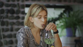 Λυπημένη, καταθλιπτική νέα συνεδρίαση γυναικών στον καφέ και κοκτέιλ κατανάλωσης απόθεμα βίντεο Λυπημένη, καταθλιπτική νέα συνεδρίαση γυναικών στον καφέ και κοκτέιλ κατανάλωσης απόθεμα βίντεο