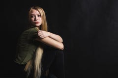 Λυπημένη νέα γυναίκα που πηγαίνει να φωνάξει σε ένα μαύρο υπόβαθρο στοκ εικόνες Λυπημένη νέα γυναίκα που πηγαίνει να φωνάξει σε ένα μαύρο υπόβαθρο στοκ εικόνες