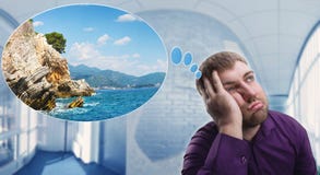 Λυπημένο άτομο που ονειρεύεται για τις διακοπές Στοκ φωτογραφία με δικαίωμα ελεύθερης χρήσης Λυπημένο άτομο που ονειρεύεται για τις διακοπές Στοκ φωτογραφία με δικαίωμα ελεύθερης χρήσης