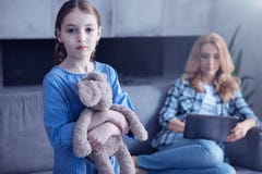 Λυπημένο δυστυχισμένο κορίτσι που κρατά το παιχνίδι της στοκ εικόνες Λυπημένο δυστυχισμένο κορίτσι που κρατά το παιχνίδι της στοκ εικόνες
