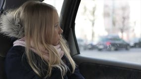 Λυπημένο παιδί που κοιτάζει στο παράθυρο αυτοκινήτων Λίγο ξανθό κορίτσι πίσω θέσεις στο αυτοκίνητο φιλμ μικρού μήκους Λυπημένο παιδί που κοιτάζει στο παράθυρο αυτοκινήτων Λίγο ξανθό κορίτσι πίσω θέσεις στο αυτοκίνητο φιλμ μικρού μήκους