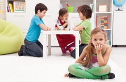 Λυπημένο συναίσθημα κοριτσιών που αποκλείεται από την ομάδα στοκ εικόνα με δικαίωμα ελεύθερης χρήσης Λυπημένο συναίσθημα κοριτσιών που αποκλείεται από την ομάδα στοκ εικόνα με δικαίωμα ελεύθερης χρήσης