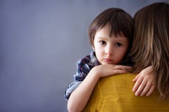 Λυπημένος λίγο παιδί, αγόρι, που αγκαλιάζει τη μητέρα του στο σπίτι στοκ φωτογραφίες με δικαίωμα ελεύθερης χρήσης Λυπημένος λίγο παιδί, αγόρι, που αγκαλιάζει τη μητέρα του στο σπίτι στοκ φωτογραφίες με δικαίωμα ελεύθερης χρήσης