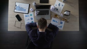 Λυπημένος επιχειρηματίας που σκέφτεται για τα προβλήματα, που ψάχνουν τις λύσεις, τοπ άποψη απόθεμα βίντεο Λυπημένος επιχειρηματίας που σκέφτεται για τα προβλήματα, που ψάχνουν τις λύσεις, τοπ άποψη απόθεμα βίντεο
