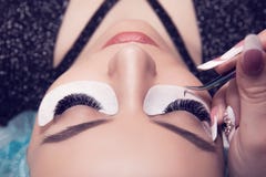 Μάτι γυναικών με τα μακροχρόνια και παχιά eyelashes που έχουν eyelash την επέκταση στοκ φωτογραφίες Μάτι γυναικών με τα μακροχρόνια και παχιά eyelashes που έχουν eyelash την επέκταση στοκ φωτογραφίες
