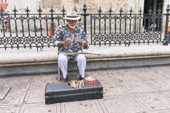 Μέριντα/Yucatan, Μεξικό - 31 Μαΐου 2015: Πριόνι παιχνιδιού ατόμων καλλιτεχνών μπροστά από τον καθεδρικό ναό στο Μέριντα στοκ εικόνες με δικαίωμα ελεύθερης χρήσης Μέριντα/Yucatan, Μεξικό - 31 Μαΐου 2015: Πριόνι παιχνιδιού ατόμων καλλιτεχνών μπροστά από τον καθεδρικό ναό στο Μέριντα στοκ εικόνες με δικαίωμα ελεύθερης χρήσης