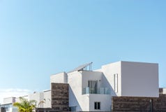 Μέρος ενός σύγχρονου κατοικημένου σπιτιού με το διάστημα αντιγράφων στο μπλε ουρανό στοκ φωτογραφία Μέρος ενός σύγχρονου κατοικημένου σπιτιού με το διάστημα αντιγράφων στο μπλε ουρανό στοκ φωτογραφία
