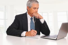 μέση lap-top γραφείων επιχειρημ&alph στοκ φωτογραφία με δικαίωμα ελεύθερης χρήσης μέση lap-top γραφείων επιχειρημ&alph στοκ φωτογραφία με δικαίωμα ελεύθερης χρήσης