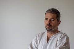 Μέση επάνω στο πορτρέτο του ενήλικου προσώπου στο ουδέτερο υπόβαθρο στοκ εικόνα Μέση επάνω στο πορτρέτο του ενήλικου προσώπου στο ουδέτερο υπόβαθρο στοκ εικόνα