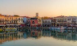 Μέτωπο νερού Rethymno στο ηλιοβασίλεμα Μέτωπο νερού Rethymno στο ηλιοβασίλεμα
