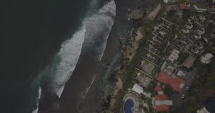 Μήκος σε πόδηα κηφήνων ανατολής ενός ήρεμων απότομου βράχου και μιας παραλίας κοντά στο ναό Uluwatu, Μπαλί, Ινδονησία απόθεμα βίντεο Μήκος σε πόδηα κηφήνων ανατολής ενός ήρεμων απότομου βράχου και μιας παραλίας κοντά στο ναό Uluwatu, Μπαλί, Ινδονησία απόθεμα βίντεο