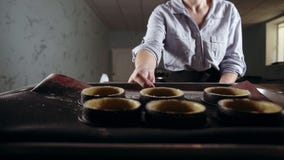 Μήκος σε πόδηα μέσα από το φούρνο Χαμογελώντας, καυκάσιος ζαχαροπλάστης που κατασκευάζει τα επιδόρπια Τοποθέτηση του σχεδίου έξι απόθεμα βίντεο Μήκος σε πόδηα μέσα από το φούρνο Χαμογελώντας, καυκάσιος ζαχαροπλάστης που κατασκευάζει τα επιδόρπια Τοποθέτηση του σχεδίου έξι απόθεμα βίντεο