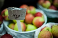 Μήλα Delcorf για την πώληση στην αγορά το όμορφο ηλιόλουστο Σάββατο στοκ εικόνες με δικαίωμα ελεύθερης χρήσης Μήλα Delcorf για την πώληση στην αγορά το όμορφο ηλιόλουστο Σάββατο στοκ εικόνες με δικαίωμα ελεύθερης χρήσης