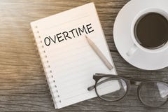 Μήνυμα υπερωριών έννοιας στο σημειωματάριο με τα γυαλιά, μολύβι και ομο στοκ εικόνα με δικαίωμα ελεύθερης χρήσης Μήνυμα υπερωριών έννοιας στο σημειωματάριο με τα γυαλιά, μολύβι και ομο στοκ εικόνα με δικαίωμα ελεύθερης χρήσης