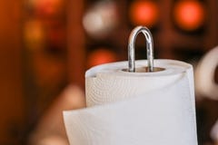Μίας χρήσης πετσέτα εγγράφου στην κουζίνα στοκ φωτογραφία με δικαίωμα ελεύθερης χρήσης Μίας χρήσης πετσέτα εγγράφου στην κουζίνα στοκ φωτογραφία με δικαίωμα ελεύθερης χρήσης