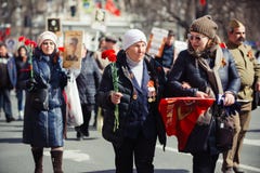 9 Μαΐου 2017, προοπτική Nevsky, Αγία Πετρούπολη, Ρωσία Μπορέστε διακοπές 9, οι γυναίκες αντέχουν το σημάδι της δράσης του αθάνατο στοκ εικόνα 9 Μαΐου 2017, προοπτική Nevsky, Αγία Πετρούπολη, Ρωσία Μπορέστε διακοπές 9, οι γυναίκες αντέχουν το σημάδι της δράσης του αθάνατο στοκ εικόνα