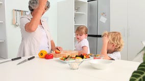 Μαγείρεμα γιαγιάδων με τα εγγόνια της φιλμ μικρού μήκους Μαγείρεμα γιαγιάδων με τα εγγόνια της φιλμ μικρού μήκους