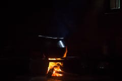 Μαγείρεμα με το καυσόξυλο στοκ εικόνα Μαγείρεμα με το καυσόξυλο στοκ εικόνα