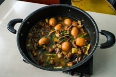 Μαγειρευμένα αυγά σε ένα δοχείο που τοποθετείται στον πίνακα στοκ φωτογραφίες Μαγειρευμένα αυγά σε ένα δοχείο που τοποθετείται στον πίνακα στοκ φωτογραφίες