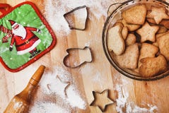 Μαγειρεύοντας σπιτικά γάντια αστεριών μορφών μπισκότων Χριστουγέννων στοκ φωτογραφία με δικαίωμα ελεύθερης χρήσης Μαγειρεύοντας σπιτικά γάντια αστεριών μορφών μπισκότων Χριστουγέννων στοκ φωτογραφία με δικαίωμα ελεύθερης χρήσης