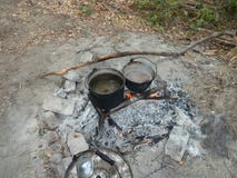 Μαγειρεύοντας τρόφιμα σε μια θέση για κατασκήνωση βαθιά μέσα στο δάσος στοκ φωτογραφία με δικαίωμα ελεύθερης χρήσης Μαγειρεύοντας τρόφιμα σε μια θέση για κατασκήνωση βαθιά μέσα στο δάσος στοκ φωτογραφία με δικαίωμα ελεύθερης χρήσης
