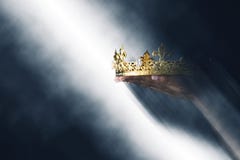 Μαγική εικόνα Mysteriousand του χεριού γυναικών ` s που κρατά μια χρυσή κορώνα πέρα από το γοτθικό μαύρο υπόβαθρο μεσαιωνική έννο στοκ φωτογραφία με δικαίωμα ελεύθερης χρήσης Μαγική εικόνα Mysteriousand του χεριού γυναικών ` s που κρατά μια χρυσή κορώνα πέρα από το γοτθικό μαύρο υπόβαθρο μεσαιωνική έννο στοκ φωτογραφία με δικαίωμα ελεύθερης χρήσης