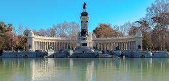 Μαδρίτη, Ισπανία - 13 Φεβρουαρίου - 2018: Μνημείο στο Alfonso ΧΙΙ στη λίμνη στο πάρκο Retiro στη Μαδρίτη, Ισπανία στοκ εικόνα με δικαίωμα ελεύθερης χρήσης Μαδρίτη, Ισπανία - 13 Φεβρουαρίου - 2018: Μνημείο στο Alfonso ΧΙΙ στη λίμνη στο πάρκο Retiro στη Μαδρίτη, Ισπανία στοκ εικόνα με δικαίωμα ελεύθερης χρήσης