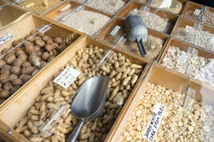 Μαζικά δοχεία τροφίμων σε μια στάση παντοπωλείων στοκ φωτογραφία με δικαίωμα ελεύθερης χρήσης Μαζικά δοχεία τροφίμων σε μια στάση παντοπωλείων στοκ φωτογραφία με δικαίωμα ελεύθερης χρήσης