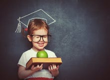 Μαθήτρια κοριτσιών με τα βιβλία και μήλο σε έναν σχολικό πίνακα στοκ φωτογραφίες με δικαίωμα ελεύθερης χρήσης Μαθήτρια κοριτσιών με τα βιβλία και μήλο σε έναν σχολικό πίνακα στοκ φωτογραφίες με δικαίωμα ελεύθερης χρήσης