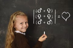 Μαθήτρια στην ομοιόμορφη κιμωλία εκμετάλλευσης που γράφει στον πίνακα που αντιπροσωπεύει την ελευθερία του προσανατολισμού σεξουα στοκ φωτογραφία με δικαίωμα ελεύθερης χρήσης Μαθήτρια στην ομοιόμορφη κιμωλία εκμετάλλευσης που γράφει στον πίνακα που αντιπροσωπεύει την ελευθερία του προσανατολισμού σεξουα στοκ φωτογραφία με δικαίωμα ελεύθερης χρήσης