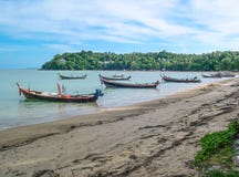 Μακριές βάρκες ουρών στην παραλία Rawai, Phuket, Ταϊλάνδη στοκ εικόνες Μακριές βάρκες ουρών στην παραλία Rawai, Phuket, Ταϊλάνδη στοκ εικόνες
