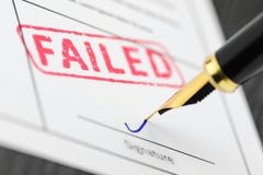 Μακρο πυροβολισμός του κόκκινου γραμματοσήμου αποτυχημένου και της μάνδρας πηγών σε μια μορφή στοκ φωτογραφία με δικαίωμα ελεύθερης χρήσης Μακρο πυροβολισμός του κόκκινου γραμματοσήμου αποτυχημένου και της μάνδρας πηγών σε μια μορφή στοκ φωτογραφία με δικαίωμα ελεύθερης χρήσης