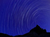 Μακροχρόνια εικόνα έκθεσης που παρουσιάζει ίχνη αστεριών νυχτερινού ουρανού Στοκ Εικόνα Μακροχρόνια εικόνα έκθεσης που παρουσιάζει ίχνη αστεριών νυχτερινού ουρανού Στοκ Εικόνα