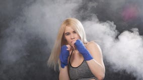 Μακρυμάλλης ξανθή kickboxing κατάρτιση γυναικών στο στούντιο ικανότητας, σε αργή κίνηση φιλμ μικρού μήκους Μακρυμάλλης ξανθή kickboxing κατάρτιση γυναικών στο στούντιο ικανότητας, σε αργή κίνηση φιλμ μικρού μήκους