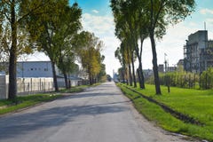 Μακρύς δρόμος στη βιομηχανική περιοχή κοντά στο εργοστάσιο χημικής βιομηχανίας Η φύση προσπαθεί να αντισταθεί εκεί στοκ εικόνες με δικαίωμα ελεύθερης χρήσης Μακρύς δρόμος στη βιομηχανική περιοχή κοντά στο εργοστάσιο χημικής βιομηχανίας Η φύση προσπαθεί να αντισταθεί εκεί στοκ εικόνες με δικαίωμα ελεύθερης χρήσης