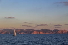 Μαλακή ωκεάνια ανατολή τοπίων με τη βάρκα γιοτ Στοκ φωτογραφία με δικαίωμα ελεύθερης χρήσης Μαλακή ωκεάνια ανατολή τοπίων με τη βάρκα γιοτ Στοκ φωτογραφία με δικαίωμα ελεύθερης χρήσης