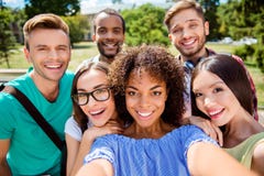 Μανία Selfie! Έξι διεθνείς σπουδαστές με την ακτινοβολία των χαμόγελων είναι στοκ φωτογραφία με δικαίωμα ελεύθερης χρήσης Μανία Selfie! Έξι διεθνείς σπουδαστές με την ακτινοβολία των χαμόγελων είναι στοκ φωτογραφία με δικαίωμα ελεύθερης χρήσης