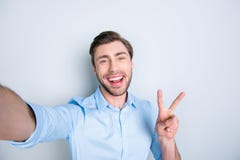 Μανία Selfie Κλείστε επάνω του βέβαιου brunet σπουδαστή με την ακτινοβολία στοκ εικόνες Μανία Selfie Κλείστε επάνω του βέβαιου brunet σπουδαστή με την ακτινοβολία στοκ εικόνες