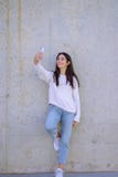 Μανία Selfie! Το συγκινημένο νέο κορίτσι κάνει μια φωτογραφία με το smartphone υπαίθρια - εικόνα στοκ εικόνες με δικαίωμα ελεύθερης χρήσης Μανία Selfie! Το συγκινημένο νέο κορίτσι κάνει μια φωτογραφία με το smartphone υπαίθρια - εικόνα στοκ εικόνες με δικαίωμα ελεύθερης χρήσης