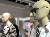 Μανεκέν σε ένα κατάστημα ιματισμού Σαλόνι μόδας, μανεκέν - η κούκλα στέκεται στο υπόβαθρο του ιματισμού στοκ φωτογραφίες Μανεκέν σε ένα κατάστημα ιματισμού Σαλόνι μόδας, μανεκέν - η κούκλα στέκεται στο υπόβαθρο του ιματισμού στοκ φωτογραφίες