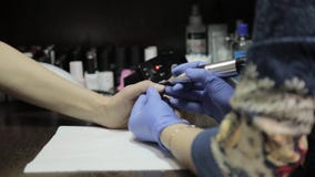 Μανικιουρίστας που κάνει το επαγγελματικό μανικιούρ στιλβωτικής ουσίας πηκτωμάτων στο θηλυκό πελάτη στο σαλόνι καρφιών καρφιά αρχ απόθεμα βίντεο Μανικιουρίστας που κάνει το επαγγελματικό μανικιούρ στιλβωτικής ουσίας πηκτωμάτων στο θηλυκό πελάτη στο σαλόνι καρφιών καρφιά αρχ απόθεμα βίντεο