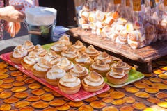 Μαρέγκα βερίκοκων cupcake για την πώληση στην έκθεση Apcicot Porreres, Μαγιόρκα στοκ εικόνα με δικαίωμα ελεύθερης χρήσης Μαρέγκα βερίκοκων cupcake για την πώληση στην έκθεση Apcicot Porreres, Μαγιόρκα στοκ εικόνα με δικαίωμα ελεύθερης χρήσης