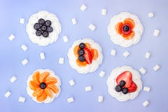 Μαρέγκα και marshmallow με τα μούρα σε ένα lavender υπόβαθρο r στοκ εικόνα με δικαίωμα ελεύθερης χρήσης Μαρέγκα και marshmallow με τα μούρα σε ένα lavender υπόβαθρο r στοκ εικόνα με δικαίωμα ελεύθερης χρήσης