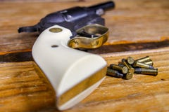 Μαργαριτάρι που αντιμετωπίζεται πιστόλι 22 caliber με τη σφαίρα ` s στοκ φωτογραφίες Μαργαριτάρι που αντιμετωπίζεται πιστόλι 22 caliber με τη σφαίρα ` s στοκ φωτογραφίες